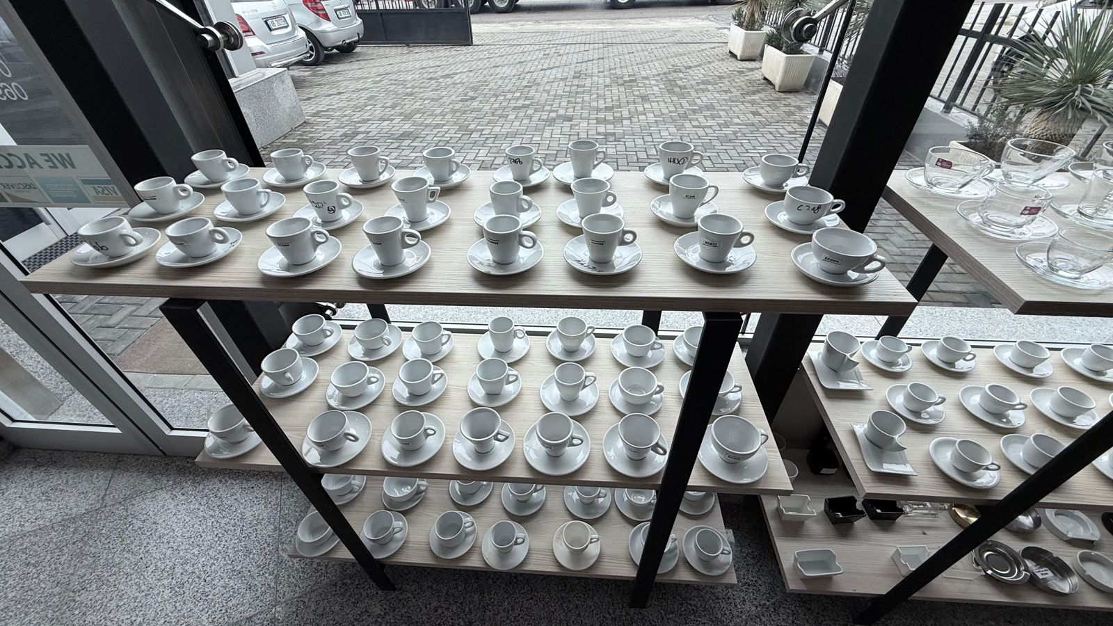 Filxhanë kapuçino dhe espresso të bardhë me pjatë