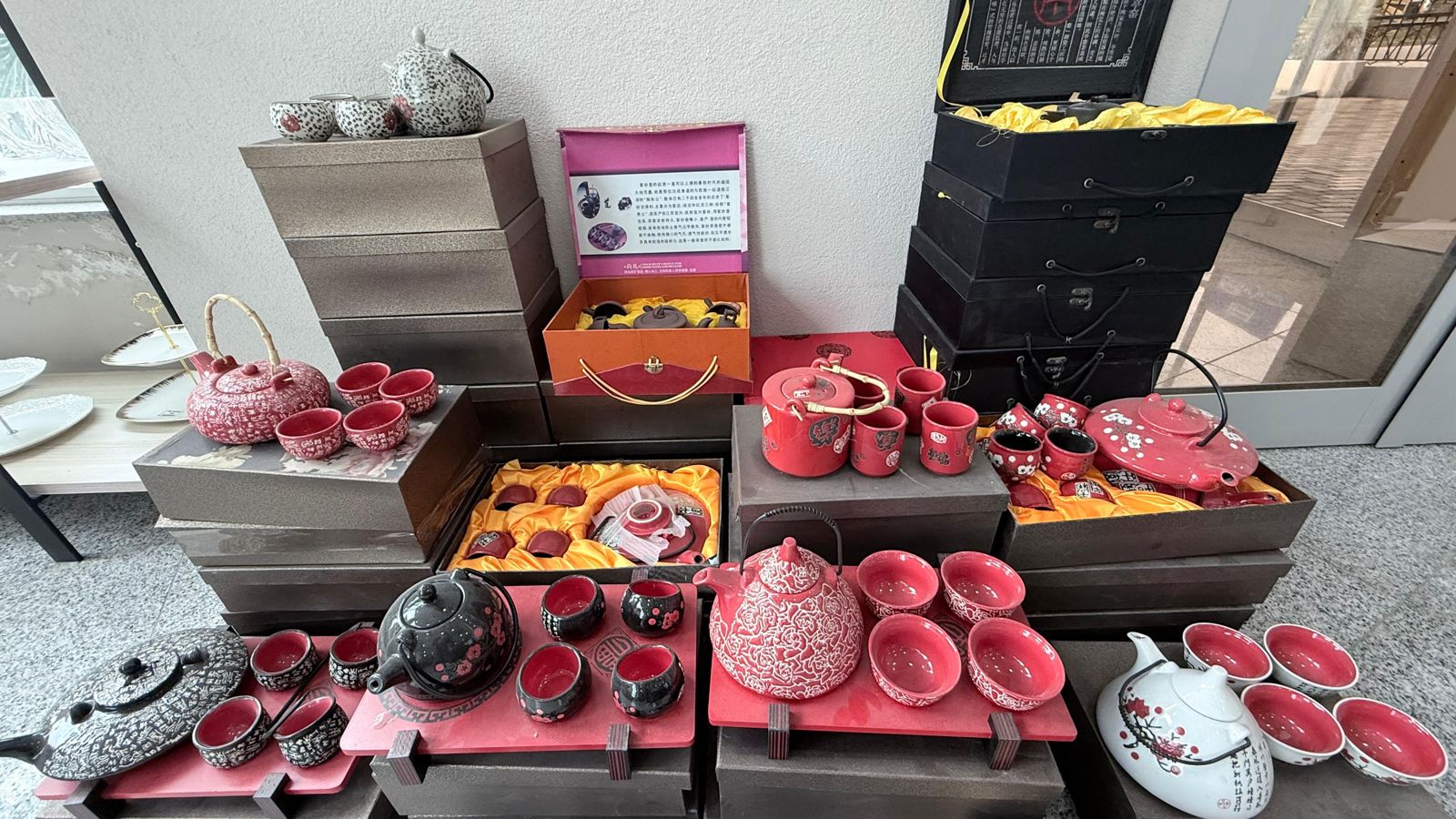 Sete çaji të kuqe e të zeza me çajnik dhe filxhanë