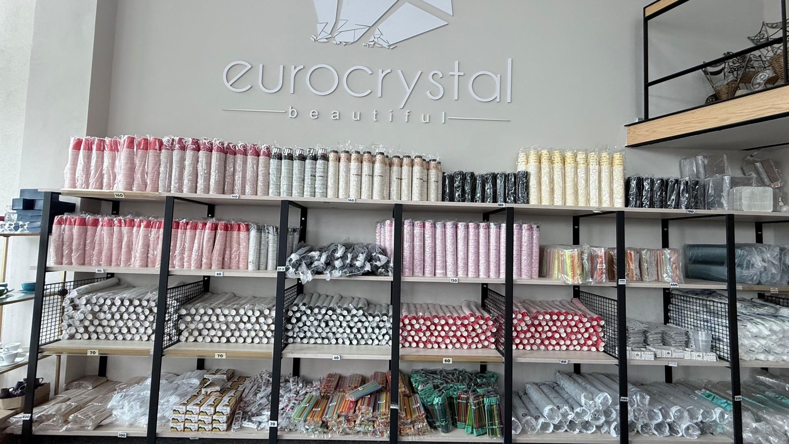 Showroom-i Euro Crystal me gota e pako njëpërdorimshe