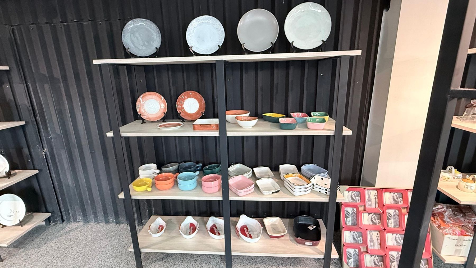 Enë pjekjeje dhe tasa me ngjyra