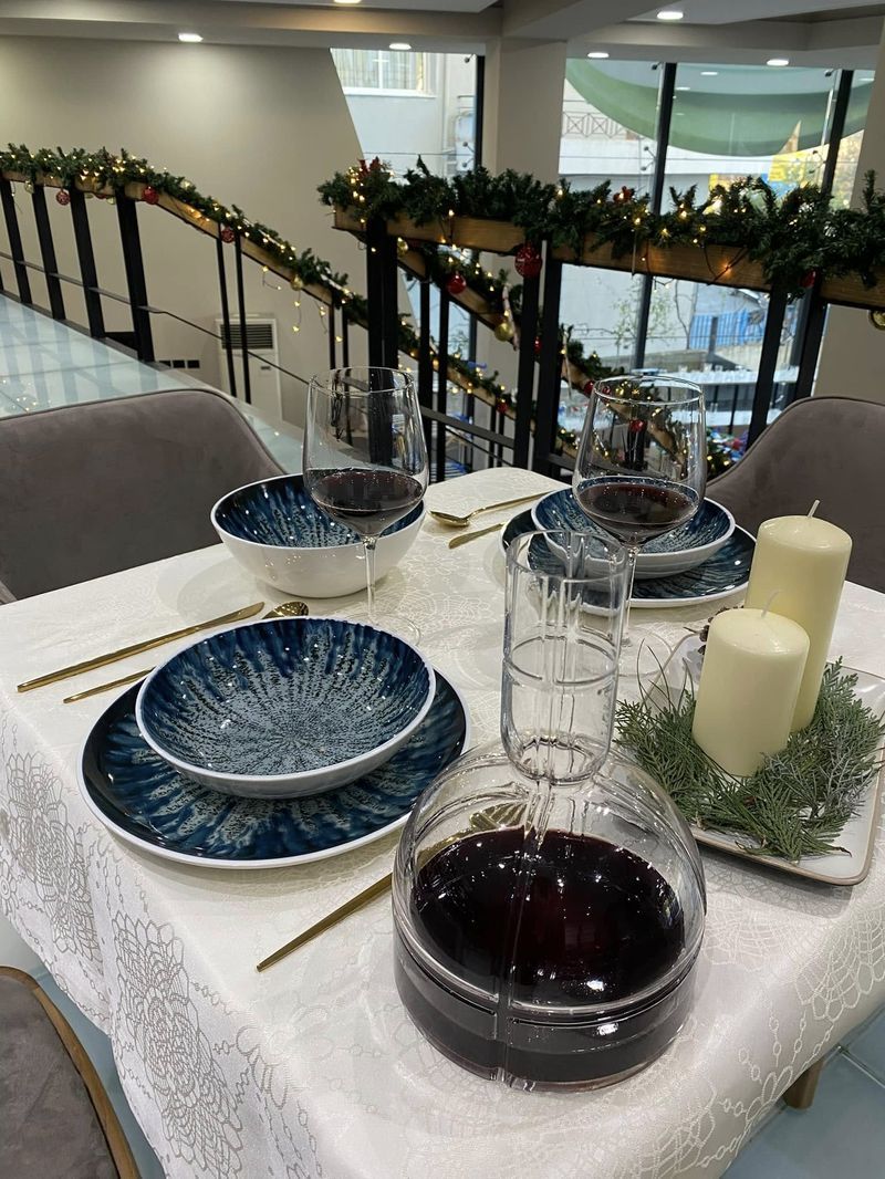 Tryezë me porcelan blu